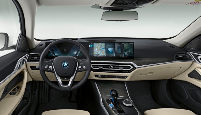 El interior del BMW i4 te acoge 